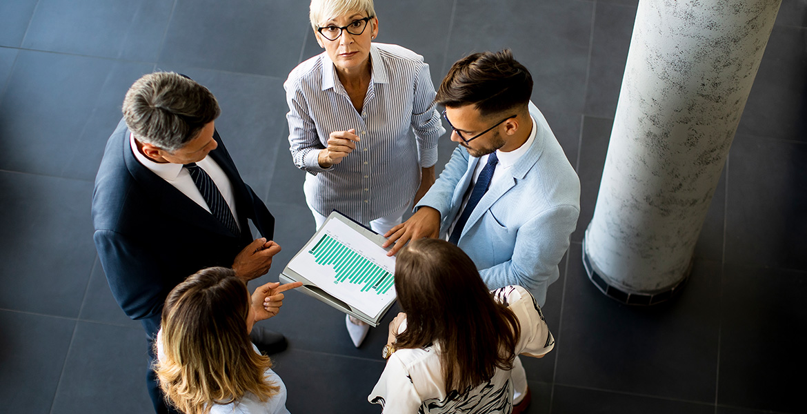 group-of-businesspeople-standing-in-the-office-and-Y9YCMYF.jpg